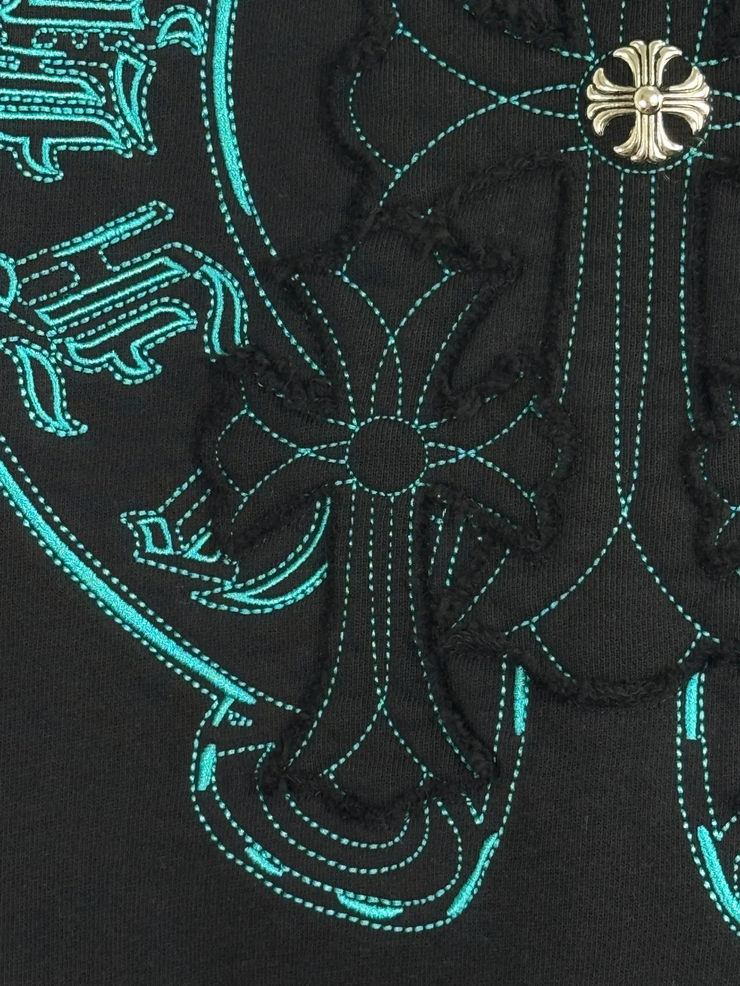 P270 top version, real shot without P, ​​different from market currency) 𝗖𝗵𝗿𝗼𝗺𝗲 𝗛𝗲𝗮𝗿𝘁𝘀/Cro Heart 2025 washed patch embroidery autumn and winter new original single counter American laser burnt 3D three-dimensional color embroidered couple casual sweatshirt 👑The highest version! Customized fabric 420g tripe terry fabric! American acid-washed and distressed original fabric laser burnt ✟appliqué embroidery and exquisite embroidery of letters! The best-selling model in the counter, very comfortable to wear. Accessories: original molded and authenticated collar label➕100% silk wash label. Genuine purchase-grade original hangtag➕matching hanging rope➕3D hanging beads➕original packaging bag. Craftsmanship: The original version has consistent wiring! The highest version of the armhole matching technique! Color: White Black Size: S M L XL Style Number: 25-307